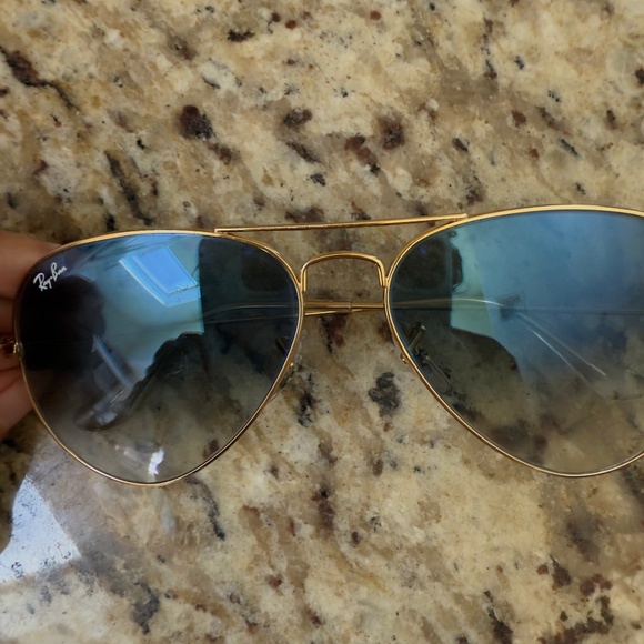 Ray Ban  Aviator Classic Large Metal Sunglasses *Barely Worn - Picture 5 of 9